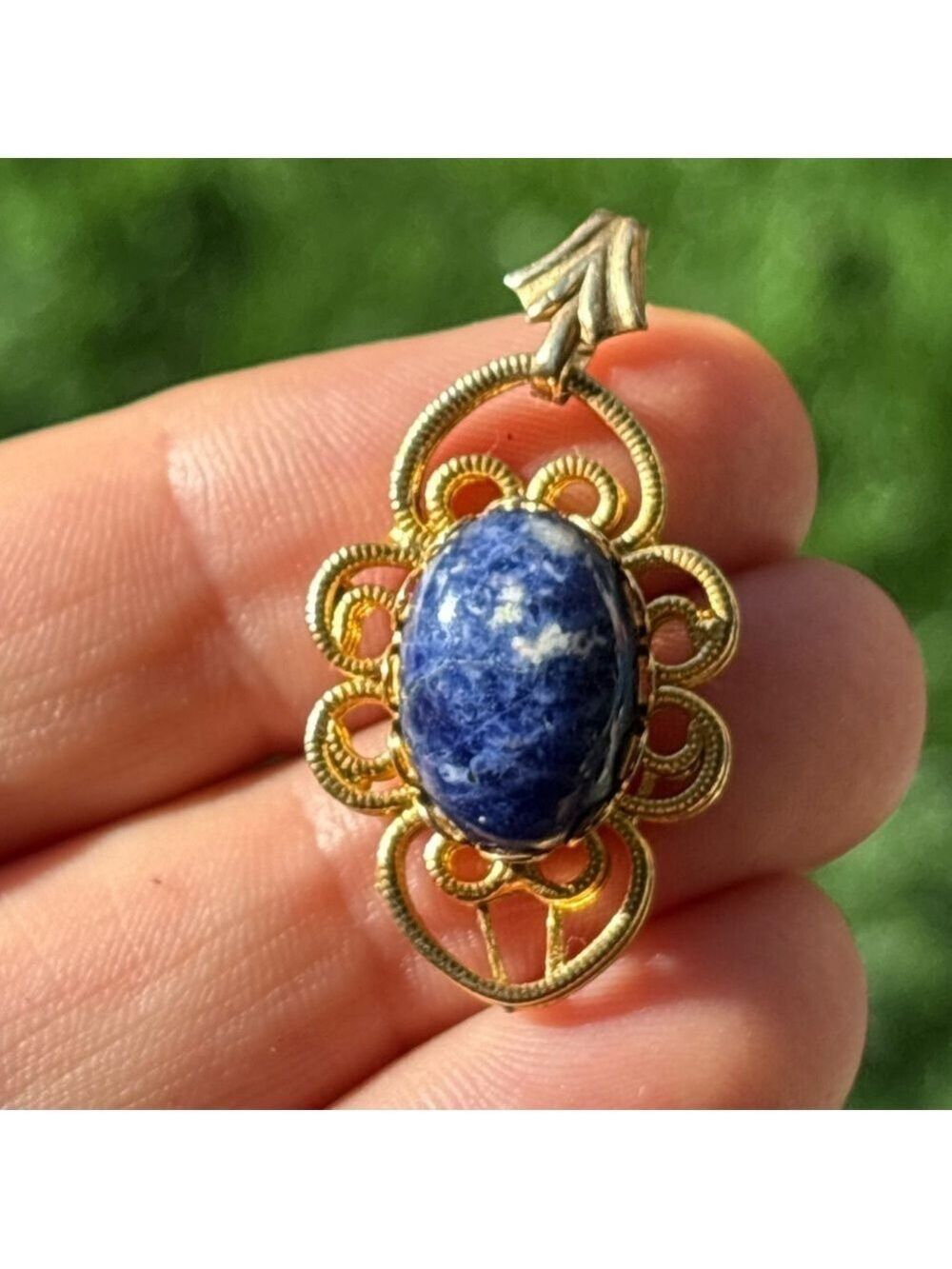 💙 Vintage Sodalite Gold Tone Pendant Necklace • Ornate Timeless Filigree Setting - Picture 4 of 11